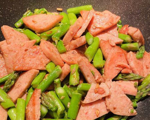 午餐肉炒蛋，美味简单的家常菜（以午餐肉为主料）