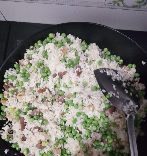 豌豆与腊肉的完美结合，浓郁香醇（豌豆与腊肉的完美结合）