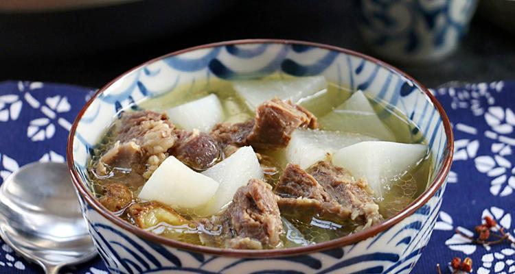 瓦罐炖牛肉，鲜香美味（传统美食）