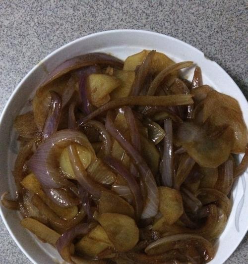 口感十足的土豆洋葱香肠丁料理（美味佳肴）