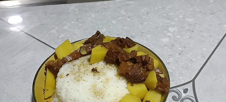 美味五花肉焖饭的制作方法（以土豆为主的经典中式美食）