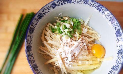 土豆丝早餐，简单易做的营养美食（如何轻松做出美味的土豆丝早餐）