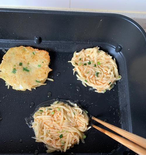 土豆丝摊饼的做法（家常美食）