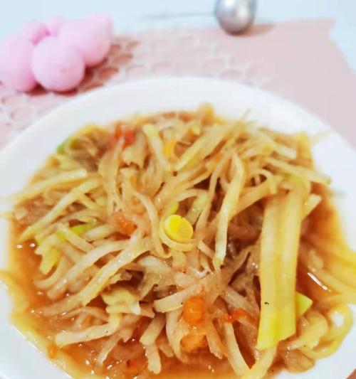 土豆丝炒鸡蛋，家常美味（教你如何做出口感松软的土豆丝炒鸡蛋）