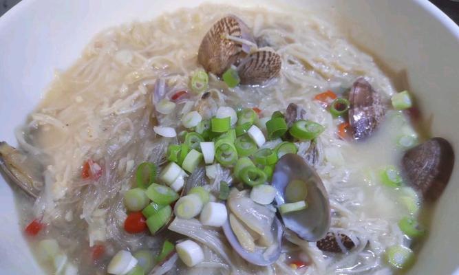 蒜香四溢金针菇蒸花甲，美味佳肴任你享（健康美食）