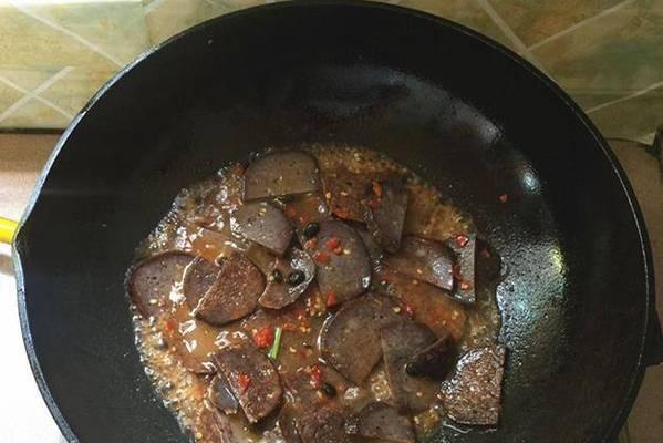 用蒜香芹菜调味的猪血美食制作方法（健康营养的美味佳肴）