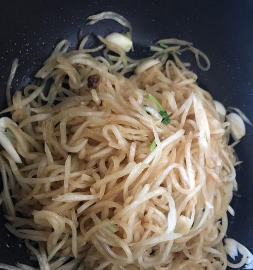 蒜香萝卜条的制作方法（健康美味的小食品）