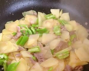 轻松学做蒜香咖哩肉片（美味肉片的制作方法及食材搭配）