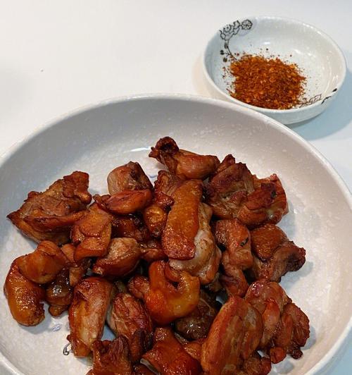 蒜香鸡腿肉的做法（烤出口感酥脆的美味佳肴）