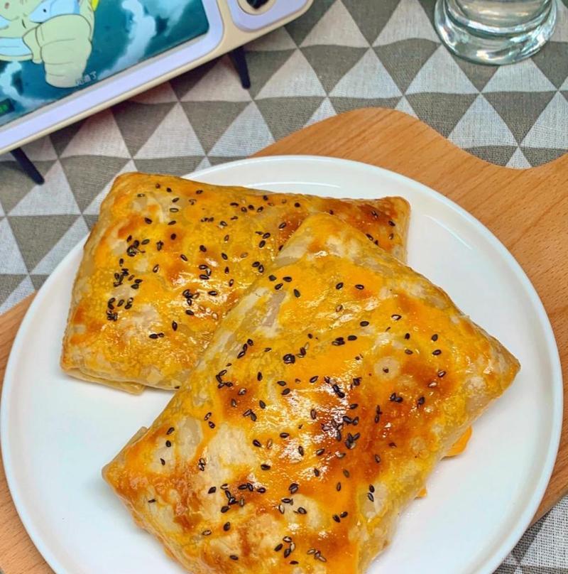 一口咬下蒜香奥尔良鸡肉饼的美味（用新鲜食材打造的佳肴）