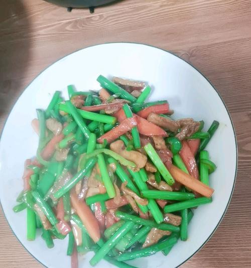 蒜薹肉丁的美味做法（用新鲜蒜薹）