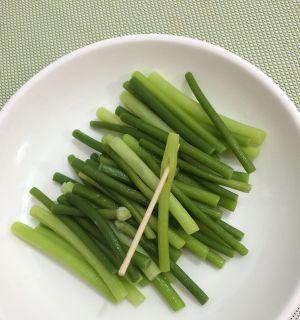 美食分享——蒜薹鸡肉丝的制作方法（健康美味的家常菜）