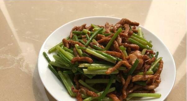 美食分享——蒜薹鸡肉丝的制作方法（健康美味的家常菜）