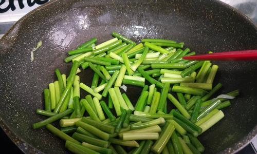 蒜薹炒白肉的做法（家常美食）