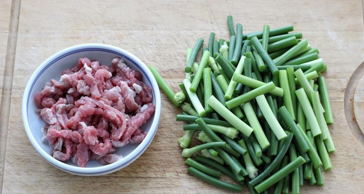 蒜薹煸牛肉丝，美味不容错过（独具特色的家常美食）