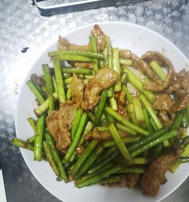 蒜苔香菇炒肉，美味又健康（一道营养均衡的家常菜）