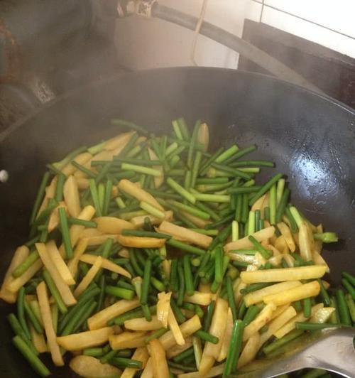 蒜苔土豆条的做法（用新鲜蒜苔和土豆制作营养丰富的美食）