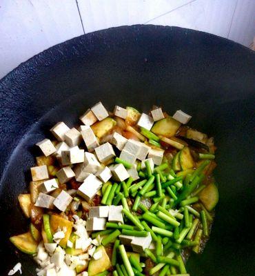 蒜苔肉豆腐鸡蛋打卤面的做法（家常美食）