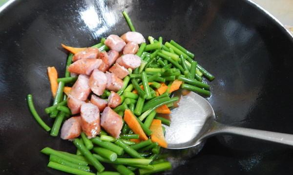 蒜苔火腿炒洋芋的美味做法（家常菜肴）