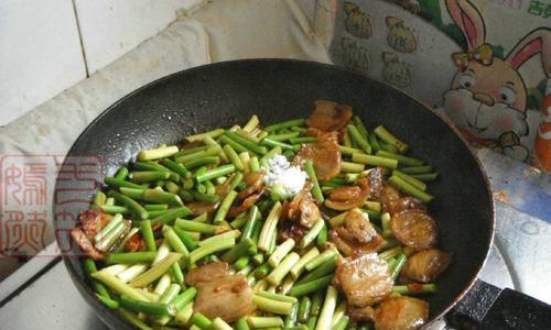 教你制作美味蒜苔回锅肉（传统川菜）