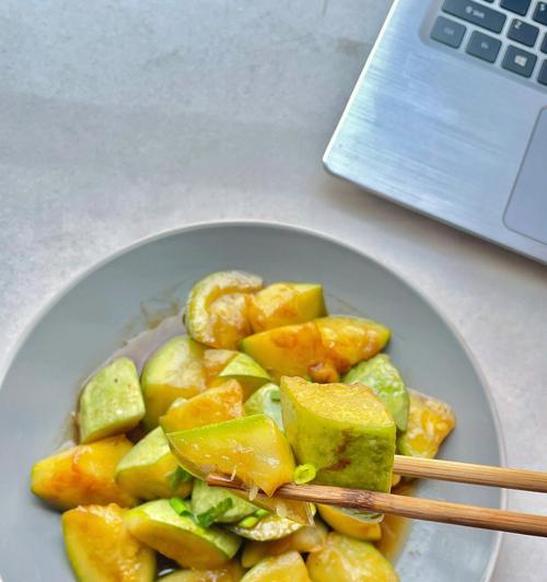 美味素焖葫芦（营养健康的素食佳肴/美食推荐/餐桌上的必选佳品）