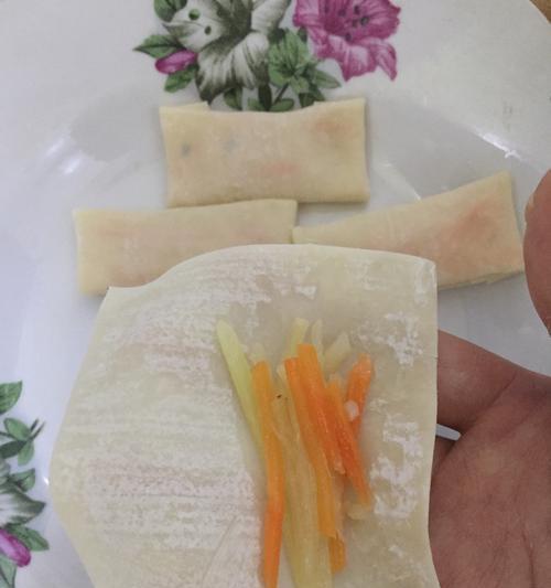 三鲜素春卷的制作方法（家庭厨房里的美味佳肴）
