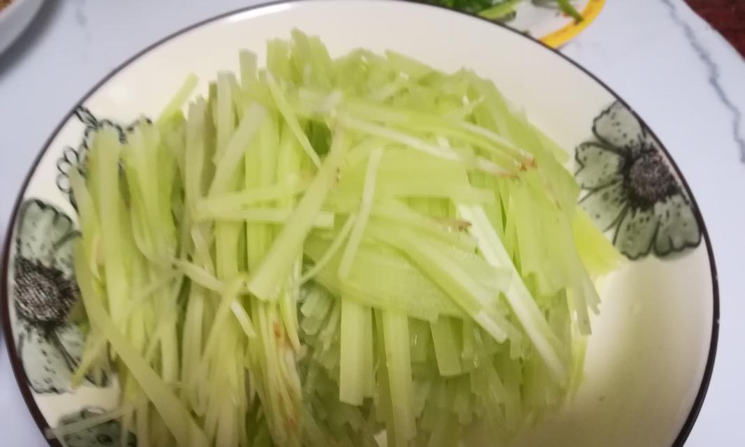 素食美食系列——素炒莴笋丝（以素食为主）