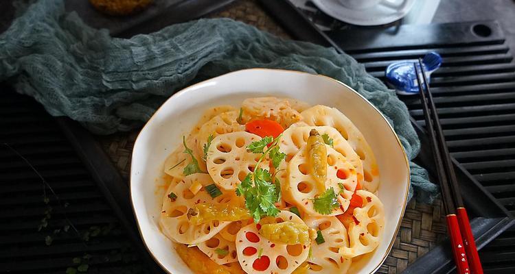 素炒莲藕胡萝卜片，香甜可口好滋味（一道色香味俱佳的素菜佳肴）