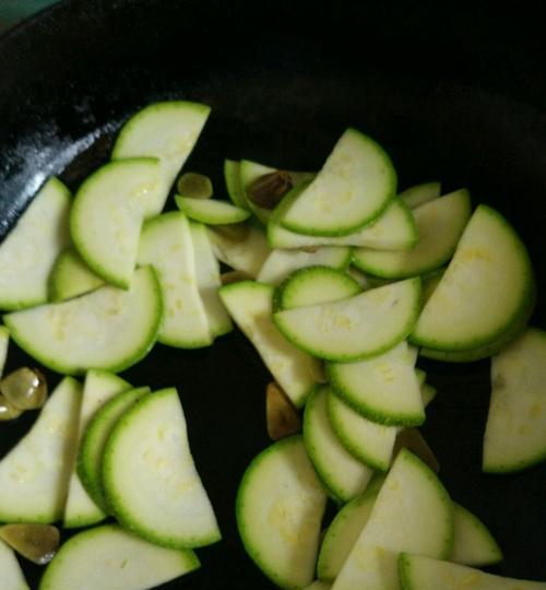 以素炒护子瓜，健康饮食更美味（素食佳肴）