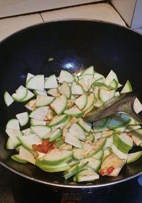 以素炒护子瓜，健康饮食更美味（素食佳肴）