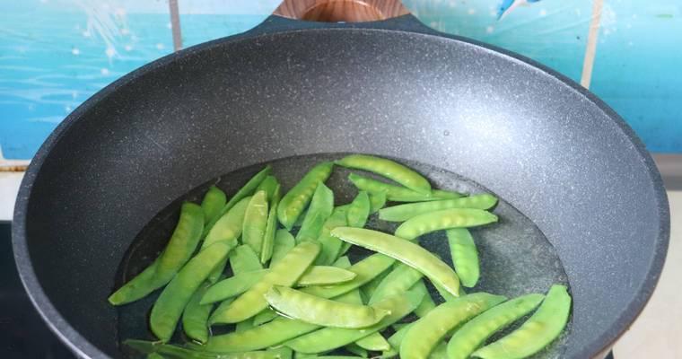 美食鉴赏——以素炒荷兰豆叶（清爽可口的夏日菜谱）