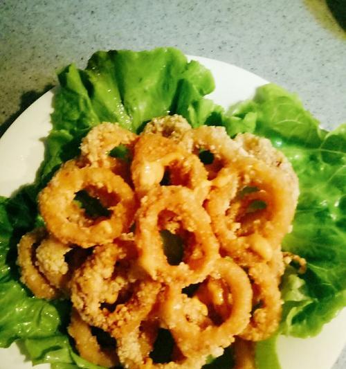 酥炸鱿鱼圈的制作技巧详解（手把手教你制作美味可口的酥炸鱿鱼圈）