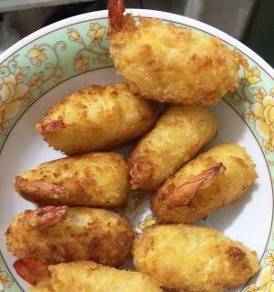 酥炸土豆虾球的制作方法（教你如何制作口感香脆的土豆虾球）