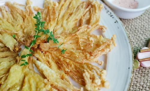 酥炸金针菇，美味又健康（以天然食材制作的营养佳品）