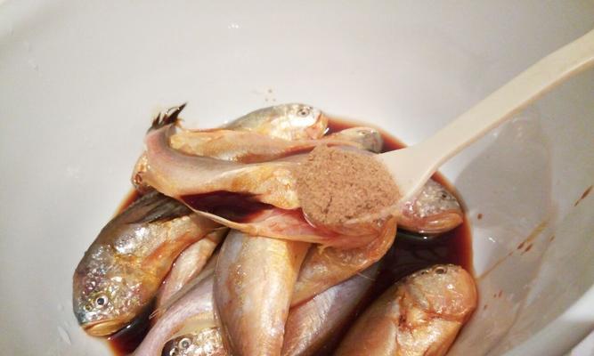 用酥炸的方式制作美味海鱼（掌握炸鱼的技巧）