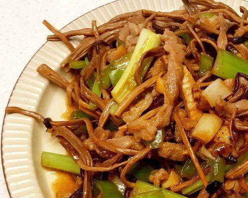 瘦肉炒茶树菇，美味健康享受（健康生活、美食享受）