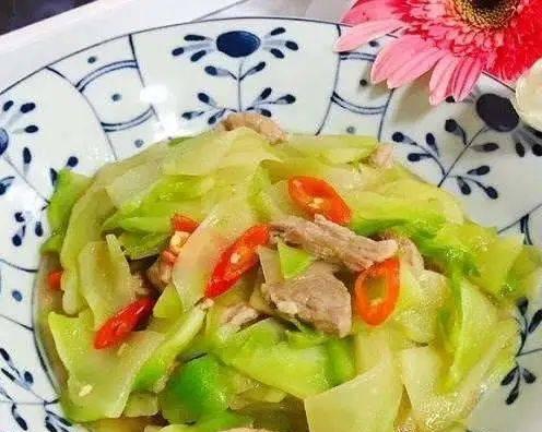 手撕包菜小炒肉（自家制作美食）