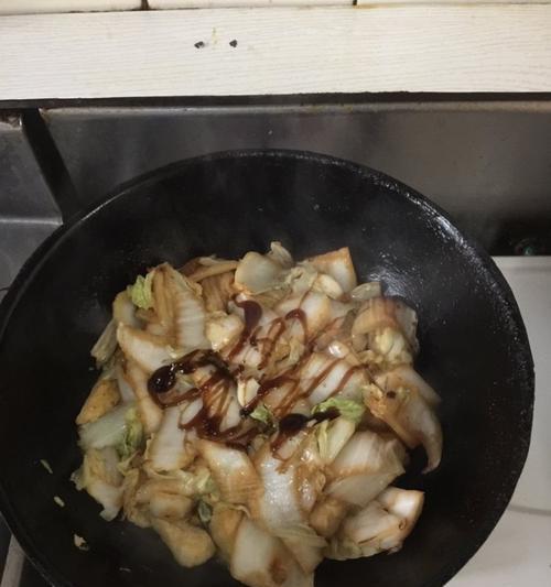 手撕白菜炒油豆腐的绝佳做法（以手工切碎的白菜搭配香甜油豆腐）