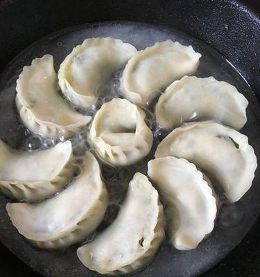 手工什锦煎饺制作全攻略（让你轻松学会制作鲜美可口的煎饺）