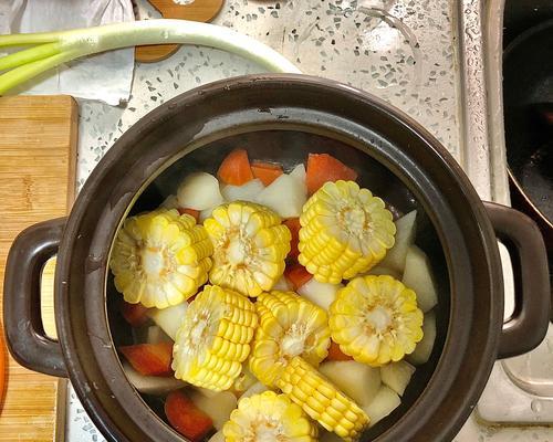 健康饮食，以时蔬鸡肉汤为主（轻松烹制营养丰富的汤菜）