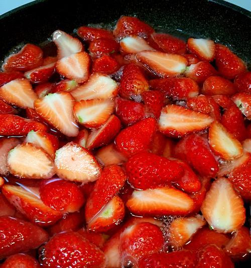 十分钟DIY草莓罐头，轻松享受鲜美果味（快速制作）