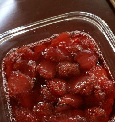 十分钟DIY草莓罐头，轻松享受鲜美果味（快速制作）