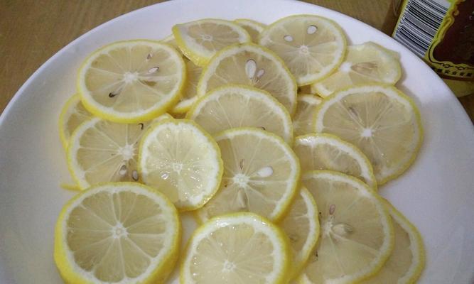 三款经典柠檬茶的制作方法（让你在家也能轻松享受美味的柠檬茶）