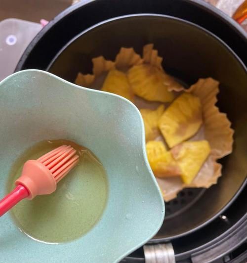 菠萝壳变餐具，环保又实用（15个菠萝壳做餐具的实用方法）