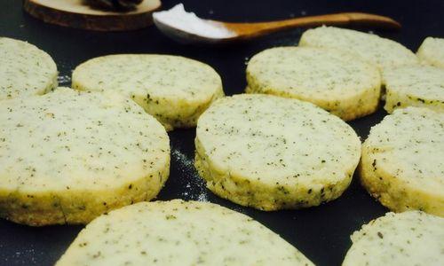 自制抹茶小酥饼的制作方法（一步步教你制作美味的抹茶小酥饼）