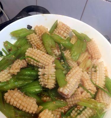 爆炒鱿鱼圈，诱惑味蕾的美食佳选（制作技巧、口感细节）