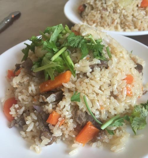 如何制作美味的羊肉手抓饭（用最简单的方法在家制作手抓饭）