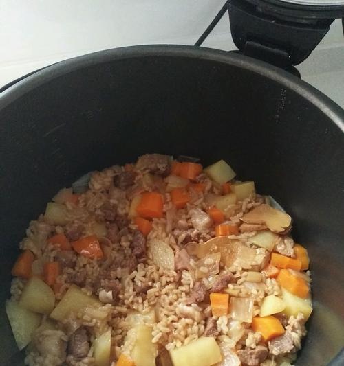 如何制作美味的羊肉手抓饭（用最简单的方法在家制作手抓饭）