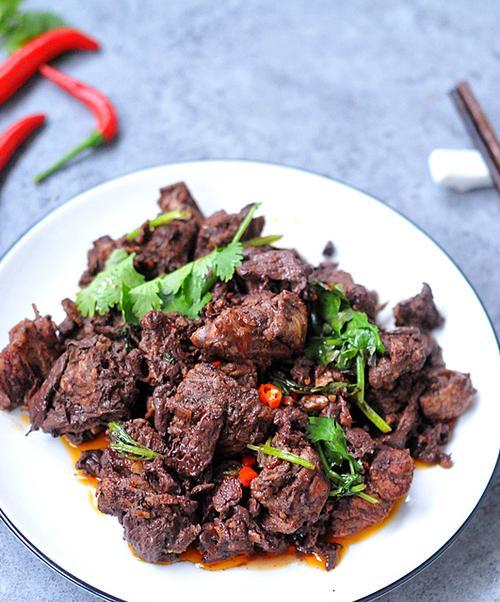 茶油血鸭的烹饪秘籍（用茶油制作的美味血鸭）