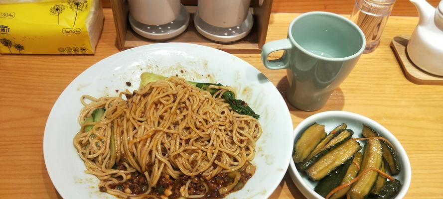 一碗芋香肉酱面，暖心美味的家常味道（一碗芋香肉酱面）